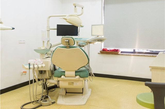 口腔种植医生需要接受哪些教育和培训