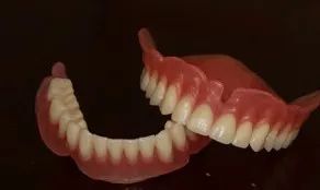 为什么下颌全口假牙易掉