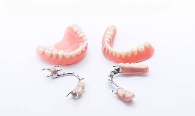 假牙在日常使用中要注意哪些问题
