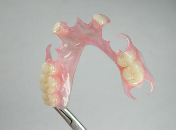 活动义齿宜经常保养