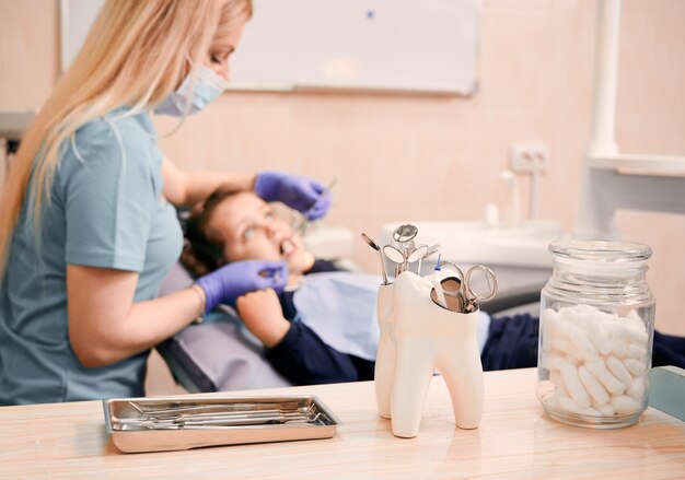 成人矫正牙齿的费用一般是多少？金属矫治器和隐形矫治器有什么区别？