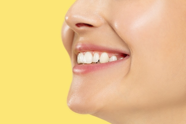 隐形矫正牙齿的过程是怎样，牙齿隐形矫正手术费用由哪几部分组成？