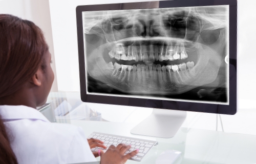 如何查询医生的职业资格信息？有哪些查询医生教育背景真实性的渠道？